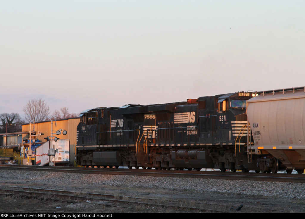 NS 7566 & 9271 lead train P99 northbound